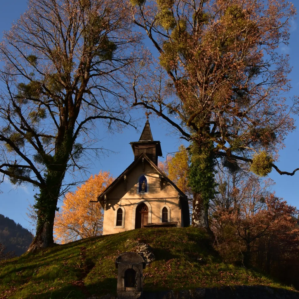 La chapelle de Mathonnex au soir tombant en automne