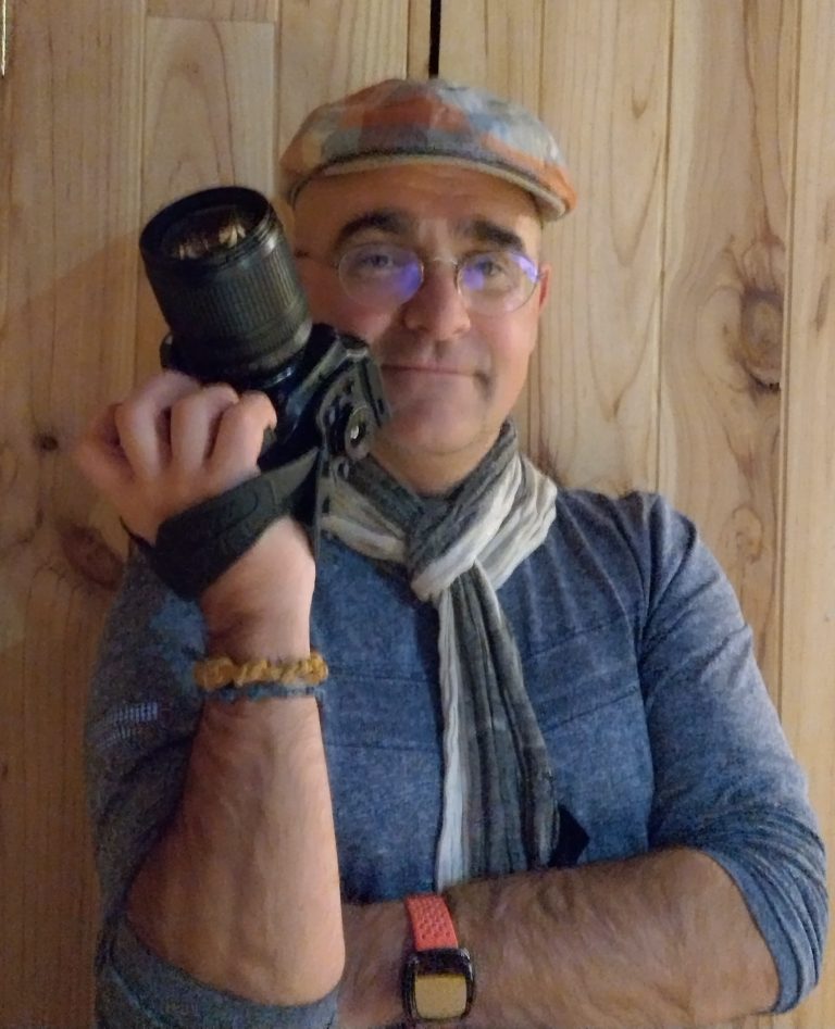 Pose de Benjamin Desloges avec son appareil photo
