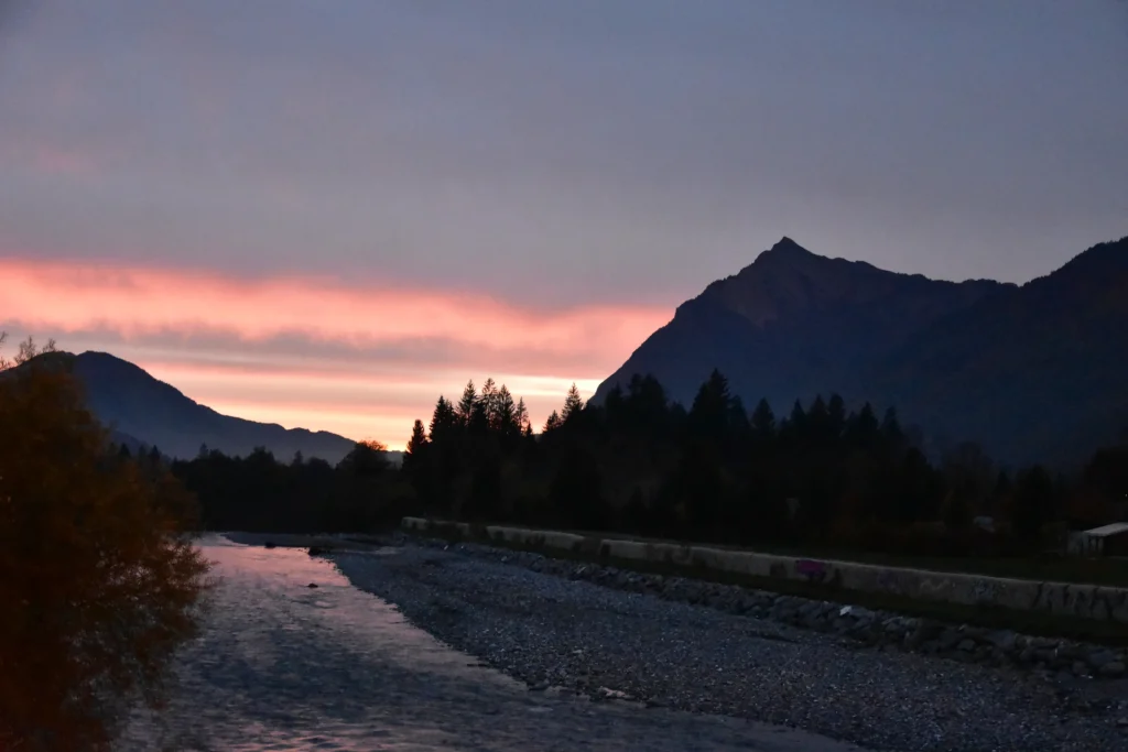 Couché de soleil sur le Giffre et le pic du Marcelly