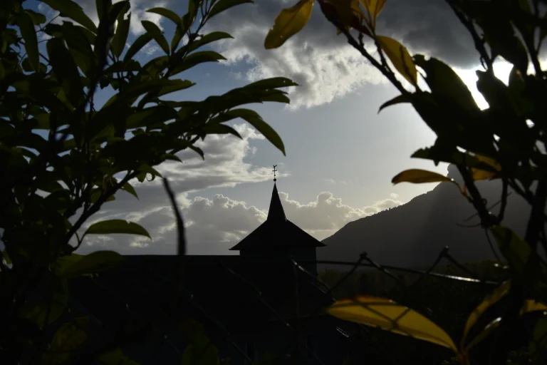 Eglise de Serrieres au couche du soleil