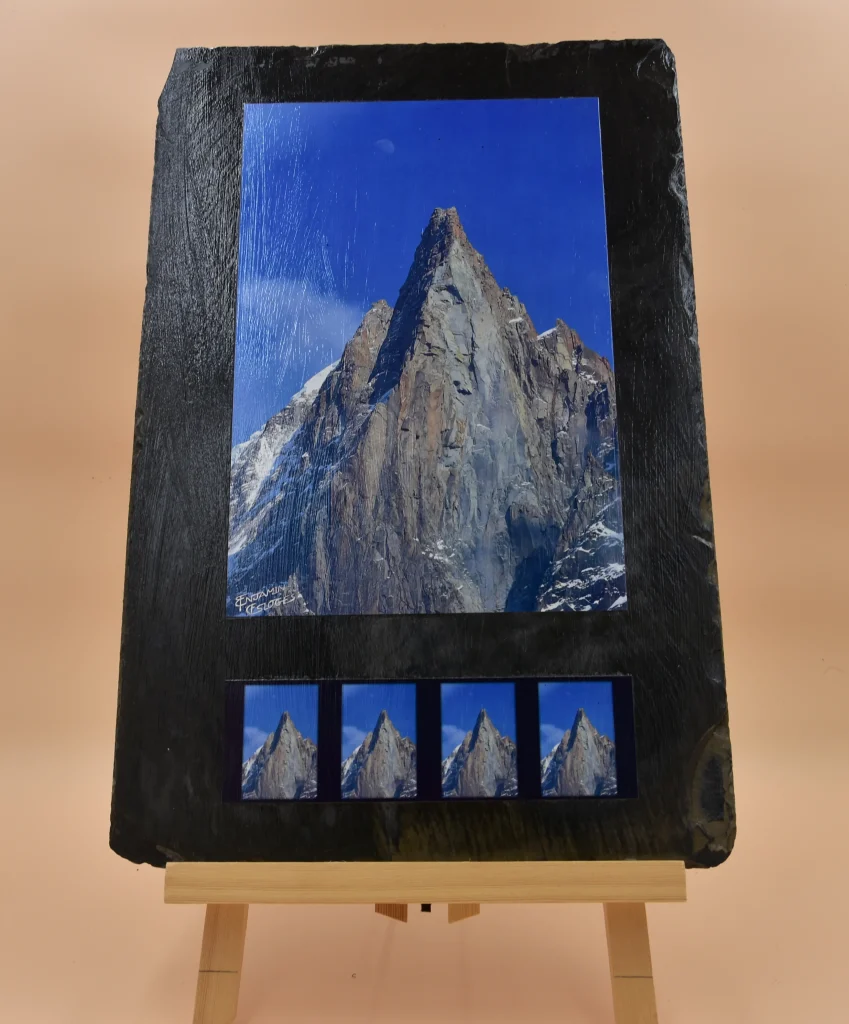 Photos collées sur une ardoise Une image principale et en frise basse, la même photo en petit format répétée 4 fois La photo est une photo de l'aiguille des Drus avec dans le ciel bleu la lune qui se distingue