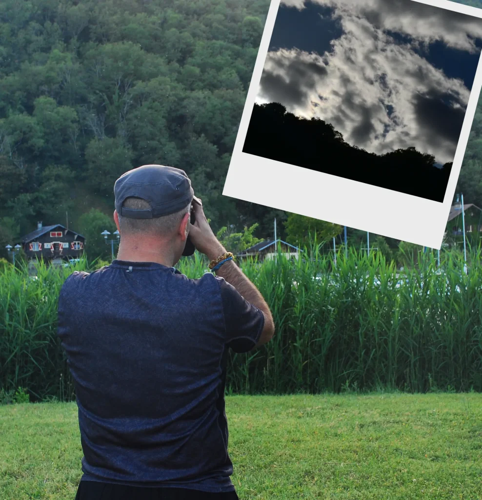 Vue de dos quand je prend la photo du ballet entre la montagne, le soleil et les nuages Nous sommes en fin de journée vers Conjux, et le soleil commence à passer derrière la montagne et en profite pour mettre en valeur un nuage La photo prise est mis dans un cadre polaroid, en incrustation dans la photo