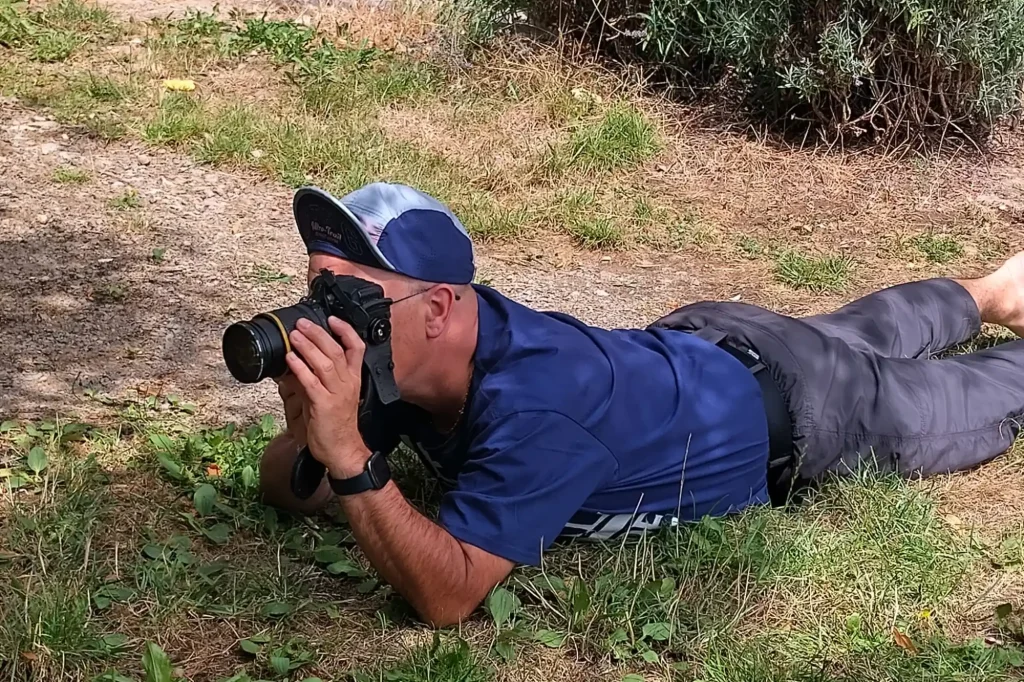 Séance de shooting du Westie ... à plat ventre pour avoir la bonne perspective