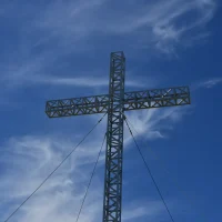 La croix du Grand COlombier avec un fon bleu et une traine de nuage La croix du Grand COlombier avec un fon bleu et une traine de nuage