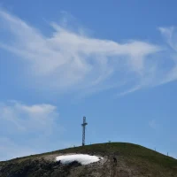 Photo de la croix du Grand Colombier prise lors de ma randonnée du 26/04/2026, au départ de Sur Lyand
La croix apparait sur un fond bleu avec une traine de nuage diffuse au dessus Croix du Grand Colombier avec un ciel bleu marqué d'une traine nuageuse blanche