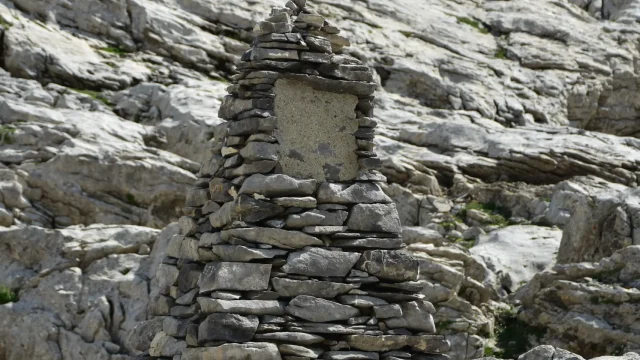 Stèle dans la combe aux Puaiares