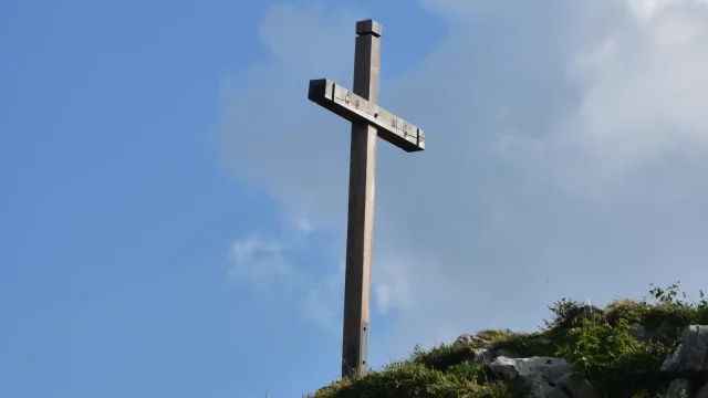 Croix au collet d'Anterne sur fond e ciel bleu et de nuages