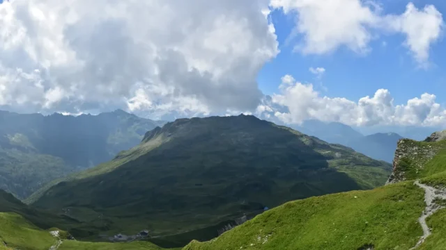 Panorama vers le Mont Blanc (caché dans les nuages) avec vue sur la réserve de Passy, depuis le col d'Anterne