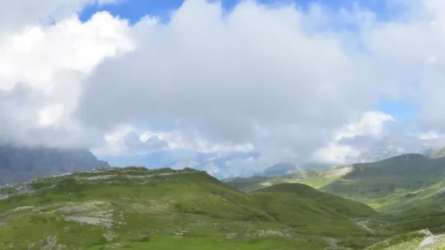 Panorama vers la montagne d'Anterne depuis le col d'Anterne avec la couche de nuage