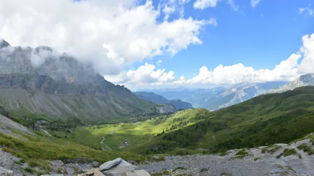 La montagne d'Anterne vue du début de la descente vers le refuge depuis le lac avec en 1er plan le refuge d'Anterne Alfred Wills, en arrière plan sur la gauche les Fiz ennuagée et au centre le collet d'Anterne