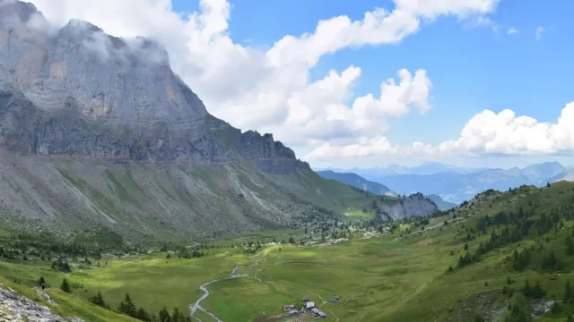 La montagne d'Anterne vue de la montée vers le lac avec en 1er plan le refuge d'Anterne Alfred Wills, en arrière plan sur la gauche les Fiz ennuagée et au centre le collet d'Anterne