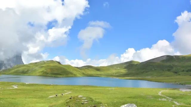 Lac d'Anterne vue à la descente du col d'Anterne au niveau du lac avec les Fiz ennuagées sur la gauche et un beau ciel bleu en face