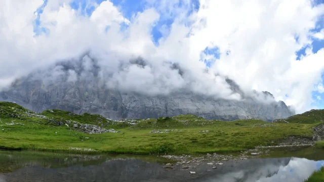 Un bout du lac d'Anterne avec en fond les montagnes des Fiz embrumées
