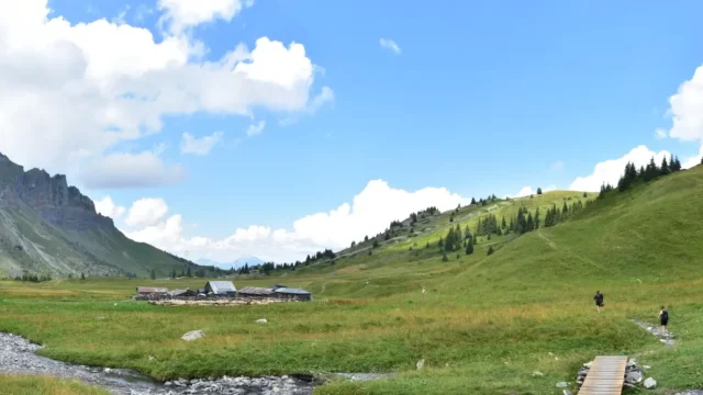 Panorama de la montagne d'Anterne avec le refuge d'Anterne Alfred Wills et e nfond le bout des montagnes de Fiz