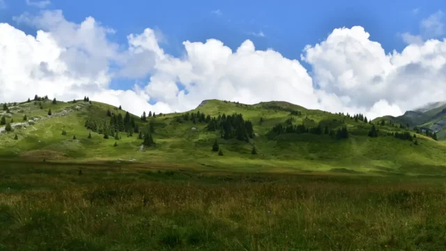 Panorama de la montagne d'Anterne avec en fond le refuge d'Anterne Afred Wills